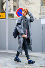 AUTUMN WINTER 2017-2018, AW 17-18, black bag, black denim, black shoes, denim pants, earrings, eyeliner, eyeshadow, FALL WINTER 2017-2018, fashion week, frenchystyle, full length, FW, FW 17-18, grey cardigan, grey sweater, grey t shirt, irina kravchenko, jeans, jonathan paciullo, leather shoes, model, PARIS, PFW, pink sweater, red lips, street style, trousers, vertical