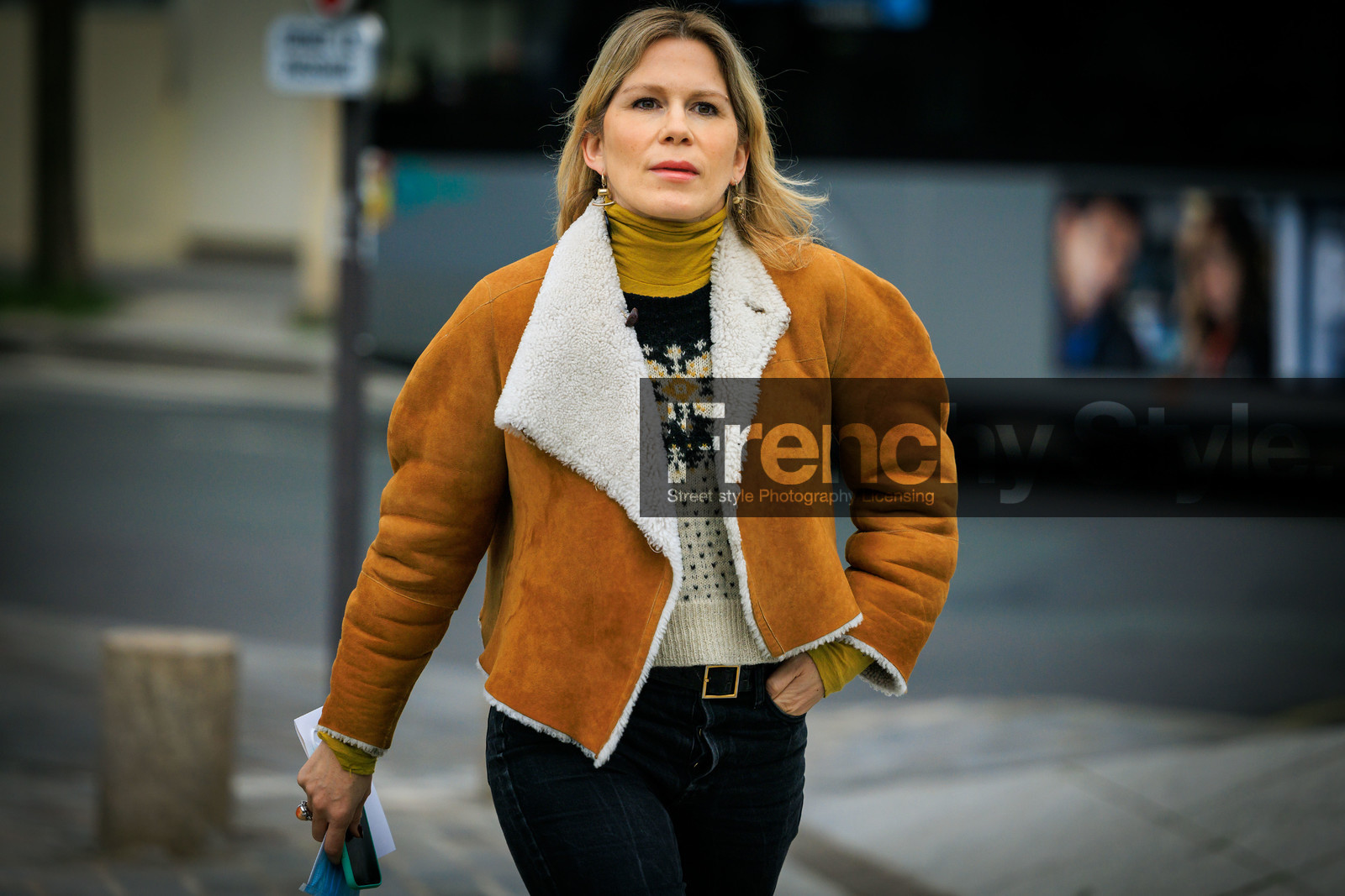 golden earrings, leather short jacker, furry jacker, knitted jumper, printed jumper, mustard yellow turtleneck, belt, dark jeans, street style, jonathan paciullo, FW, frenchystyle, fashion week, AUTUMN WINTER 2022-2023, FALL WINTER 2022_2023, FW 22-23, PFW, PARIS, horizontal, atmosphere details, detail, camel jacket