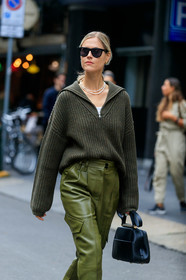 linda tol, kaki pants, kaki pullover, kaki total look, zipped pullover, leather pants, carrot pants, safari pants, pearl necklace, black leather bag, black sunglasses, oversize pullover, fashion week, frenchystyle, FW, jonathan paciullo, street style, MFW, MILAN, SPRING SUMMER 2020, SS 20