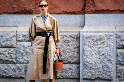atmosphere details, beige coat, black belt, brown bag, chloe king, detail, fashion week, frenchystyle, FW, graphic bag, horizontal, jonathan paciullo, leather bag, leather belt, NEW YORK, NYFW, SPRING SUMMER 2018, SS 18, street style, sunglasses, trench coat