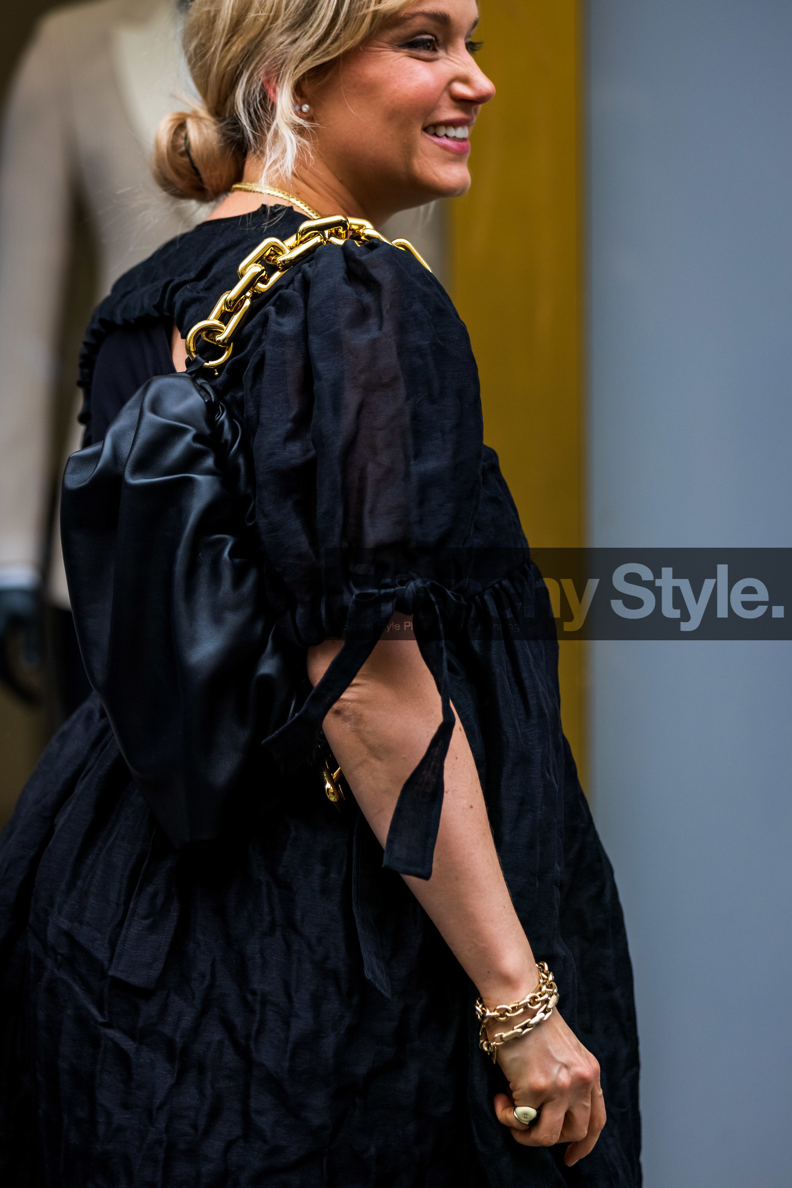 bag, black bag, black dress, bottega veneta bag, bracelet, chain bag, dress, gold chain, leather bag, street style, jonathan paciullo, FW, frenchystyle, fashion week, PFW, PARIS, SPRING SUMMER 2022, SS 22, vertical, atmosphere details