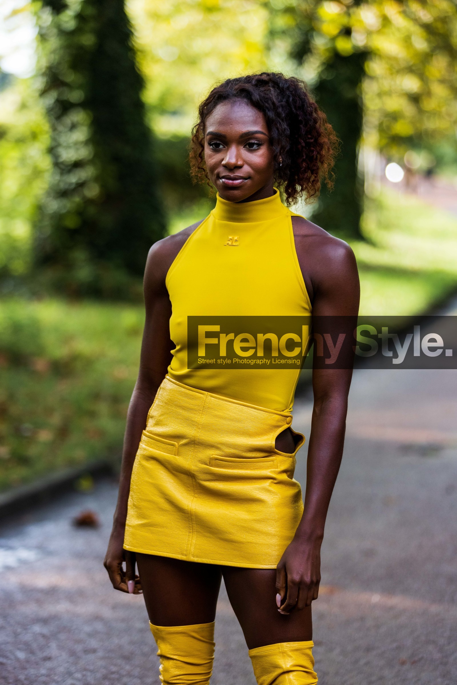 color, courreges bag, courreges look, Dina Asher Smith, leather bag, leather skirt, mini skirt, skirt, top, turtleneck, yellow skirt, yellow top, yellow turtleneck, street style, jonathan paciullo, FW, frenchystyle, fashion week, PFW, PARIS, SPRING SUMMER 2022, SS 22, vertical, atmosphere details