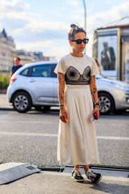 adidas, beige skirt, beige top, black bra, black sneakers, cropped top, fashion week, frenchystyle, full length, FW, jonathan paciullo, leather shoes, MENSWEAR, PARIS, PFW, SPRING SUMMER 2018, SS 18, street style, sunglasses, tattoos, vertical