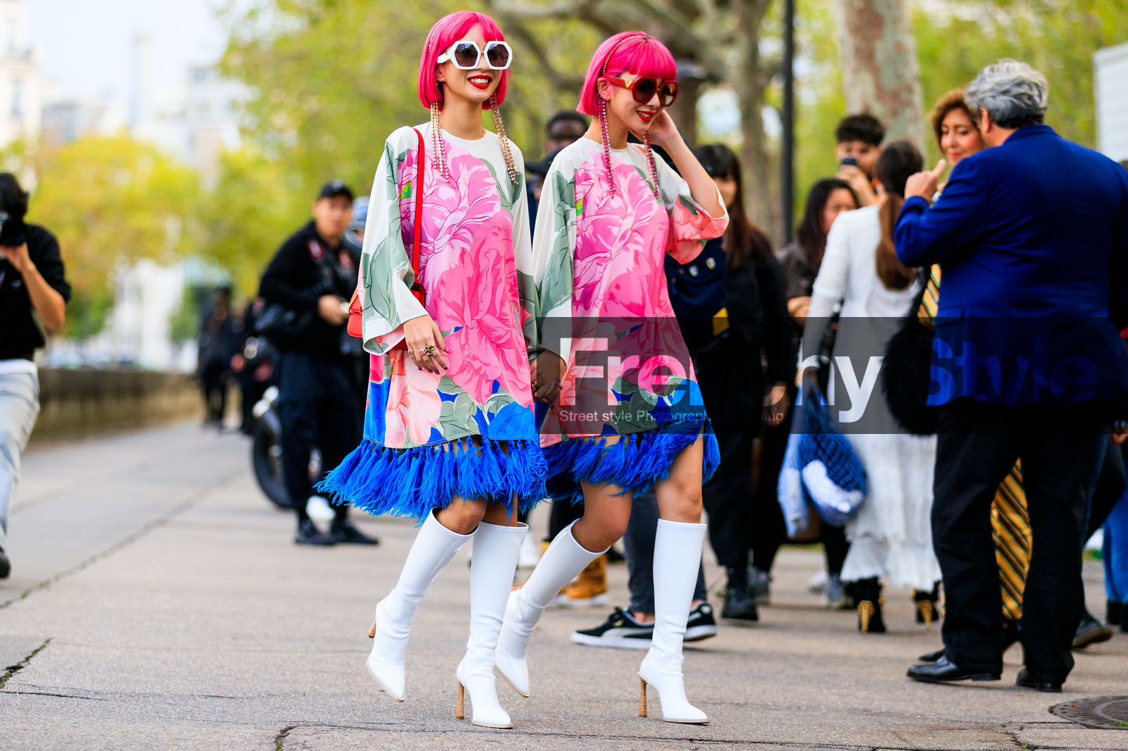Ami and Aya Suzuki, valentino bag, valentino dress, valentino sunglasses, pink hair, pink dress, pink leather bag, light green dress, blue dress, feather details, feather dress, long sleeves dress, mini dress, floral printed dress, white leather boots, high boots, high heels boots, fendi boots, polish boots, red sunglasses, white sunglasses, geometric shape glasses, big sunglasses, red leather bag, shoulder bag, strassed headband, pink headband, PARIS, PFW, SPRING SUMMER 2020, SS 20, fashion week, frenchystyle, FW, jonathan paciullo, street style, horizontal, atmosphere details, full length