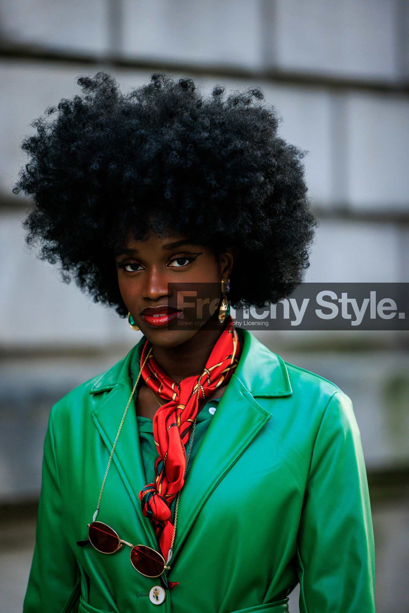 big earrings, golden earrings, printed scarf afro hair, red scarf, green trench coat, long trench, red sunglasses, street style, jonathan paciullo, FW, frenchystyle, fashion week, AUTUMN WINTER 2022-2023, FALL WINTER 2022_2023, FW 22-23, PARIS, PFW, vertical, detail