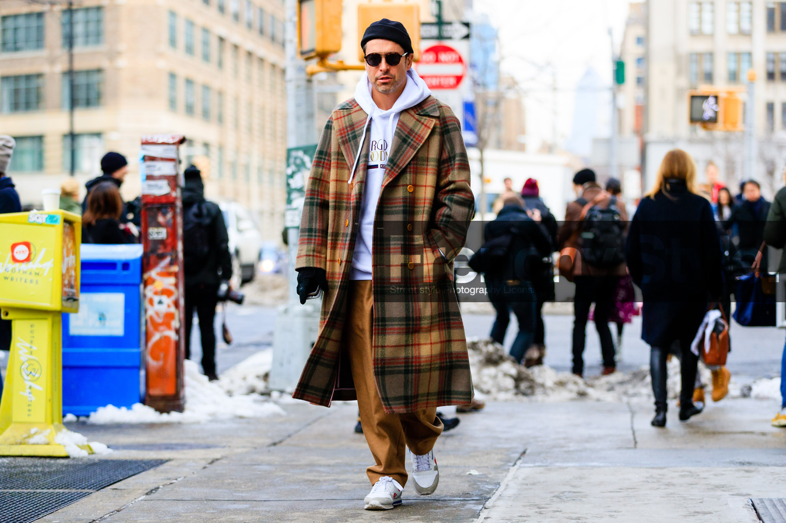 atmosphere details, AUTUMN WINTER 2017-2018, AW 17-18, black beanie, black gloves, brown coat, brown pants, checked coat, FALL WINTER 2017-2018, fashion week, frenchystyle, full length, FW, FW 17-18, graphic coat, hoodie, horizontal, jonathan paciullo, leather sneakers, NEW YORK, NYFW, street style, sunglasses, tartan, trousers, white sneakers, white sweater