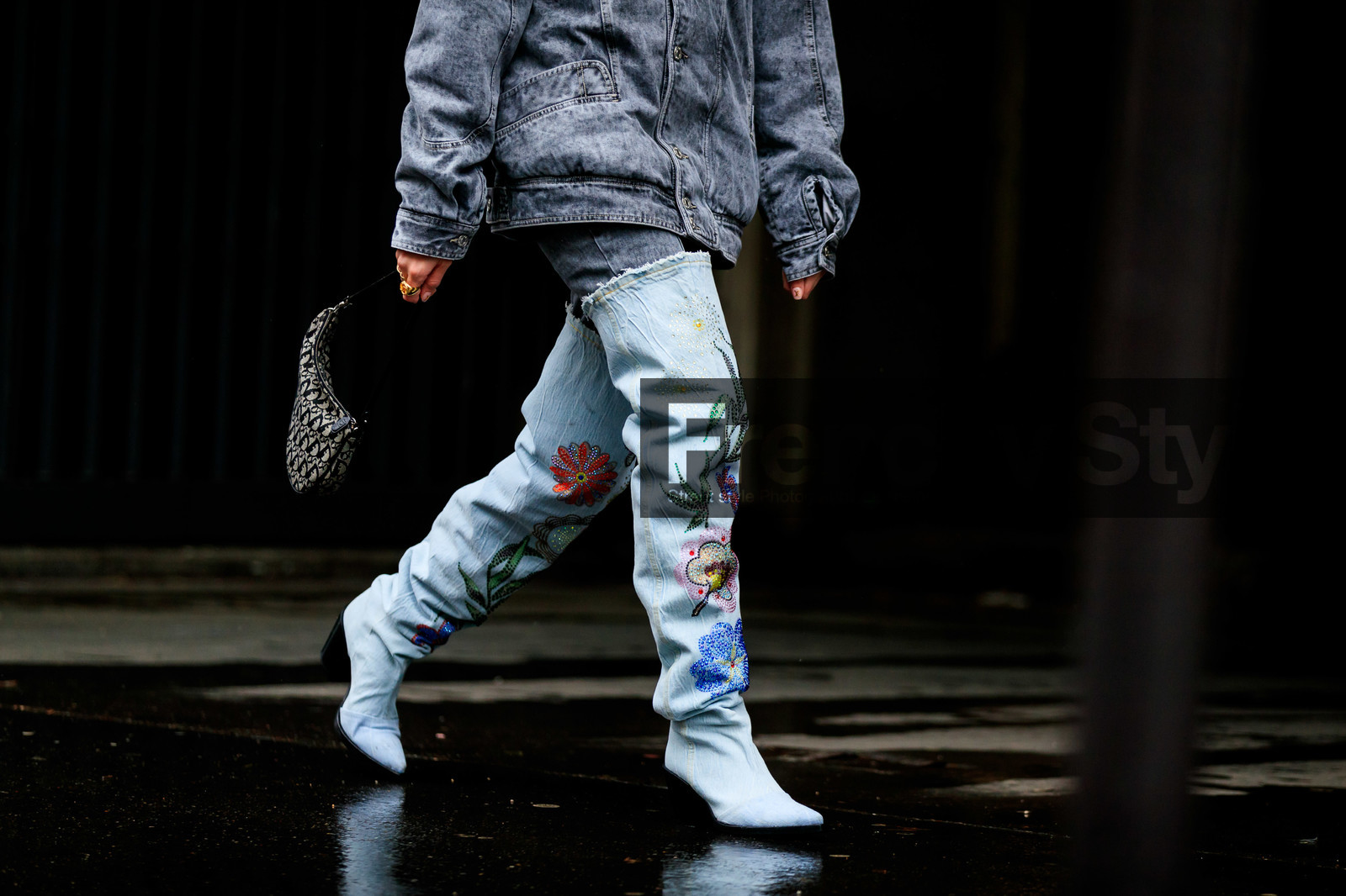 alexandra guerain, denim, denim boots, denim jacket, denim total look, grey jacket, grey jeans, light blue boots, high boots, floral embroidered boots, strassed boots, isabel marant jacket, isabel marant pants, dior bag, dior saddle bag, black bag, black leather bag, monogrammed bag, hand bag, fashion week, frenchystyle, FW, jonathan paciullo, street style, PFW, PARIS, horizontal, atmosphere details, detail
