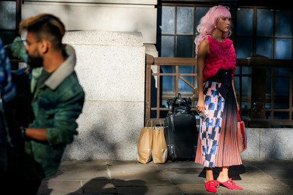 pink sunglasses, pink hair, pink top, dyed hair, knitwear, big stitch top, sleeveless top, pleated skirt, floral printed skirt, knot details, red shoes, heels slipper, fur bag, silver necklace, chain necklace, suede shoes, fashion week, frenchystyle, FW, jonathan paciullo, street style, atmosphere details, horizontal, full length