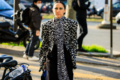 smoky eyes, blue eyes, big loops earrings, printed shirt, zebra scarf, printed scarf, black and white shirt, animal print scarf, black trousers, fashion week, frenchystyle, FW, jonathan paciullo, street style, PARIS, PFW, SPRING SUMMER 2022, SS 22, atmosphere details, detail, horizontal