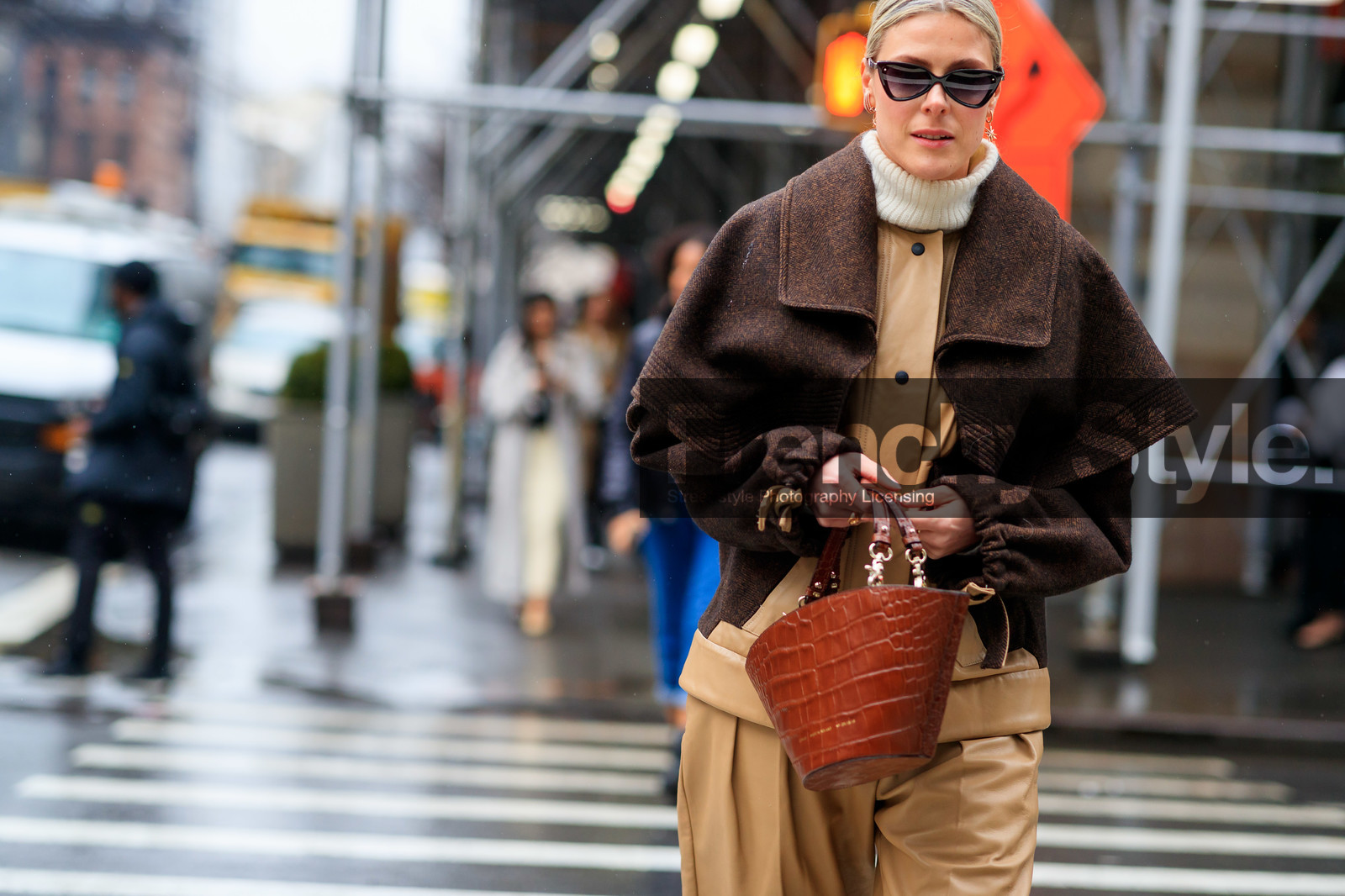 chylak bag, brown leather bag, hand bag, animal skin bag, beige leather coat, beige leather shirt, beige leather pants, brown coat, white pullover, turtleneck pullover, butterfly sunglasses, fashion week, frenchystyle, FW, jonathan paciullo, street style, NYFW, NEW YORK, AUTUMN WINTER 2020-2021, FALL WINTER 2020-2021, FW 20-21, horizontal, atmosphere details, detail