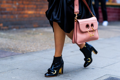 atmosphere details, black boots, black shoes, detail, fashion week, frenchystyle, FW, high heels, horizontal, jonathan paciullo, jw anderson, leather bag, leather shoes, LFW, LONDON, pink bag, SPRING SUMMER 2018, SS 18, street style