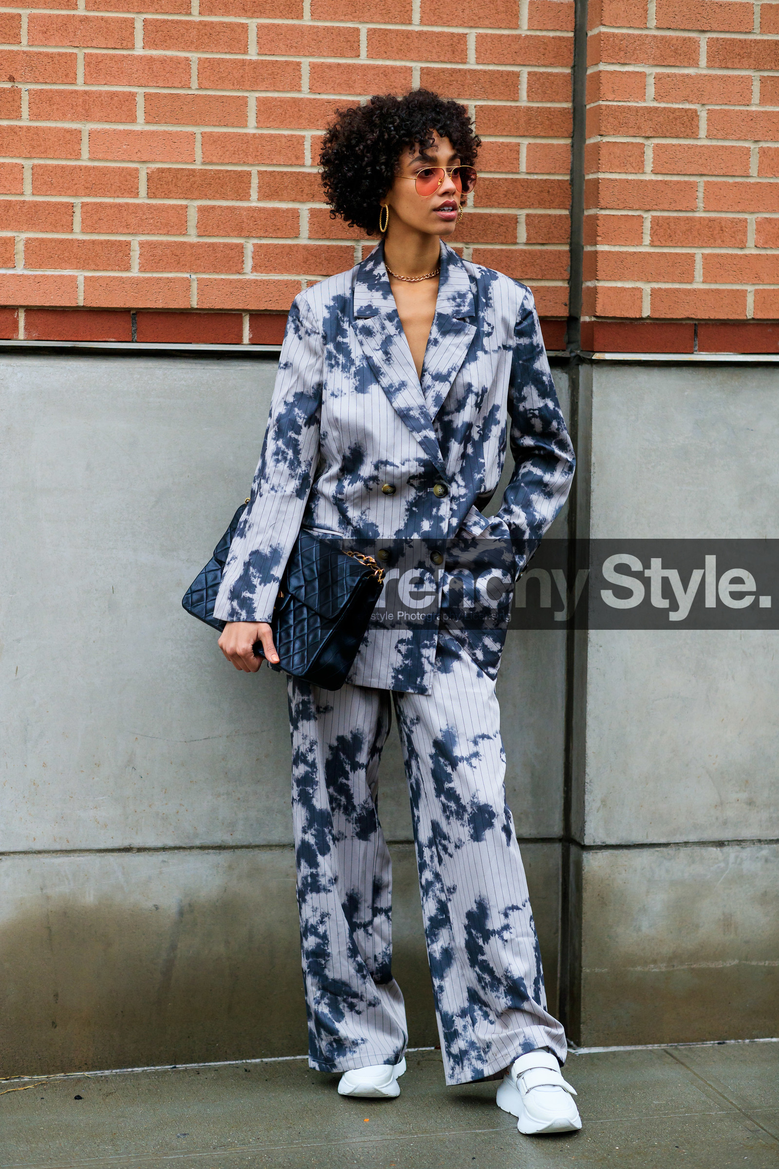 big bag, quilted bag, chanel bag, aviator sunglasses, metalic frame sunglasses, orange sunglasses, tie and dye jacket, tie and dye pants, tie and dye suit, grey jacket, grey pants, grey suits, striped jacket, striped pants, white leather sneakers, hoop earrings, golden earrings, fashion week, frenchystyle, FW, jonathan paciullo, street style, NYFW, NEW YORK, AUTUMN WINTER 2020-2021, FALL WINTER 2020-2021, FW 20-21, vertical, full length