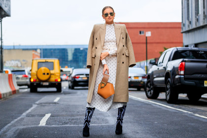 beige coat, black boots, black shoes, camel bag, checked, graphic bag, graphic dress, graphic jacket, high boots, high heels, houndstooth pattern, leather bag, leather shoes, over the shoulder, plaid, polka dot, printed dress, printed jacket, sunglasses, tartan, white dress, street style, jonathan paciullo, FW, frenchystyle, fashion week, NYFW, NEW YORK, AUTUMN WINTER 2018-2019, AW 18-19, FALL WINTER 2018-2019, FW 18-19, atmosphere details, horizontal, full length, danielle bernstein