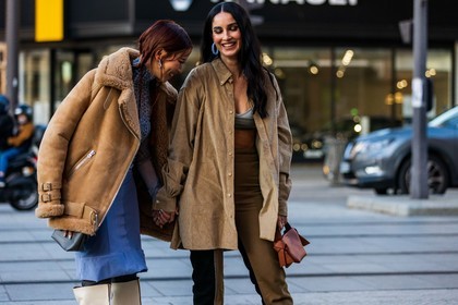 acne bag, acne studios look, bag, beige shirt, bicolor pants, blue earrings, bra, brown bag, corduroy shirt, earrings, Fiona Zanetti, hoops, kakhi bra, kakhi pants, leather bag, pants, shirt, slipt pants, zipped pants, beige coat, beige jacket, blue skirt, blue top, blue turtleneck, boots, coat, jacket, leather boots, Louisa Meng, print, printed top, skirt, suede coat, suede jacket, top, turtleneck, white boots, street style, jonathan paciullo, FW, frenchystyle, fashion week, PFW, PARIS, SPRING SUMMER 2022, SS 22, horizontal, atmosphere details