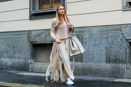 beige skirt, beige sweater, fringes, graphic bag, iphone, leather bag, leather shoes, max mara, printed bag, white bag, white sneakers, fashion week, frenchystyle, FW, jonathan paciullo, street style, MFW, MILAN, AUTUMN WINTER 2018-2019, FALL WINTER 2018-2019, FW 18-19, horizontal, atmosphere details, full length, nina suess