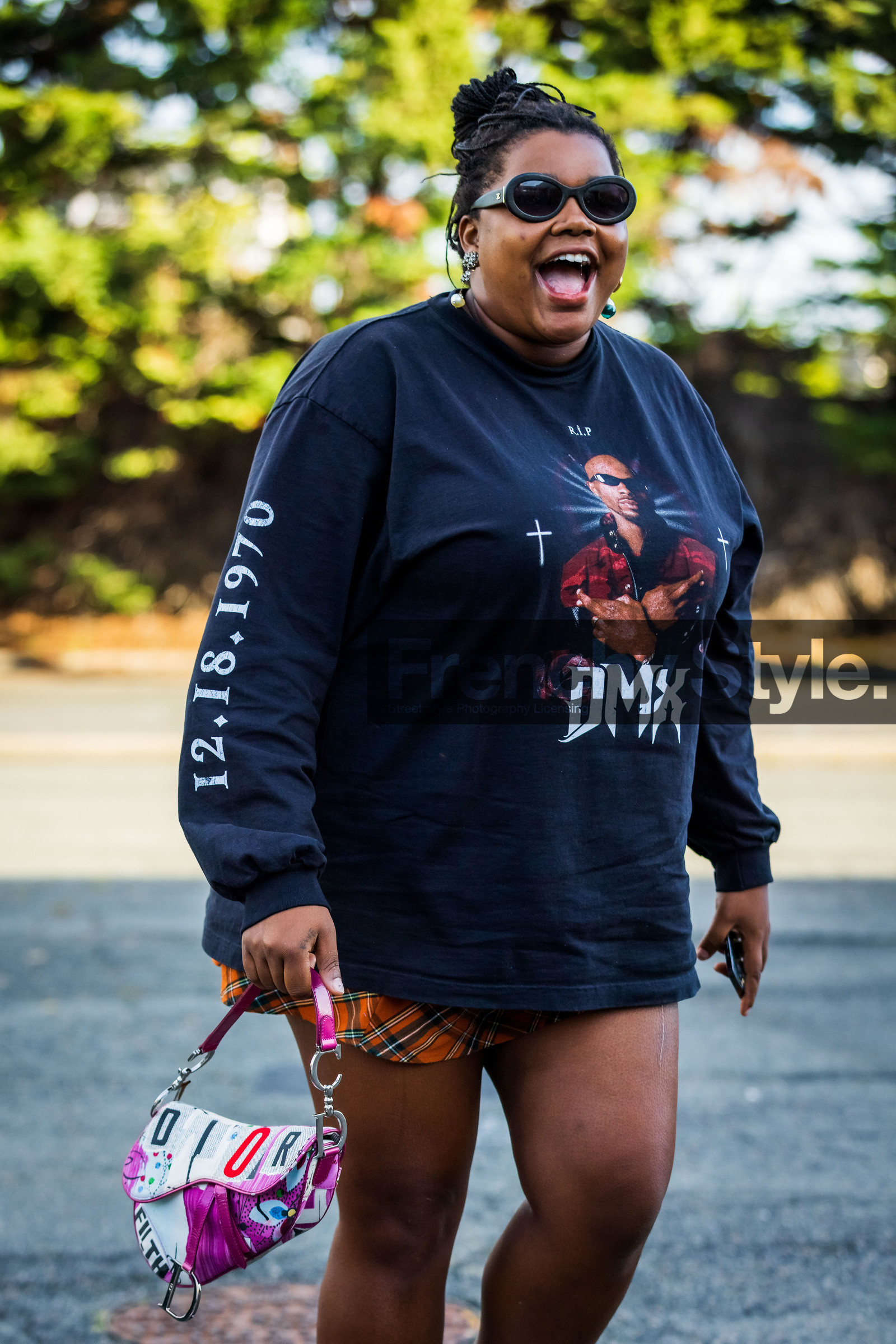 bag, black sunglasses, black t-shirt, dio bag, Gabrielle Karefa Johnson, mini skirt, pink bag, print, printed bag, printed t-shirt, sunglasses, t-shirt, street style, jonathan paciullo, FW, frenchystyle, fashion week, PFW, PARIS, SPRING SUMMER 2022, SS 22, vertical, atmosphere details