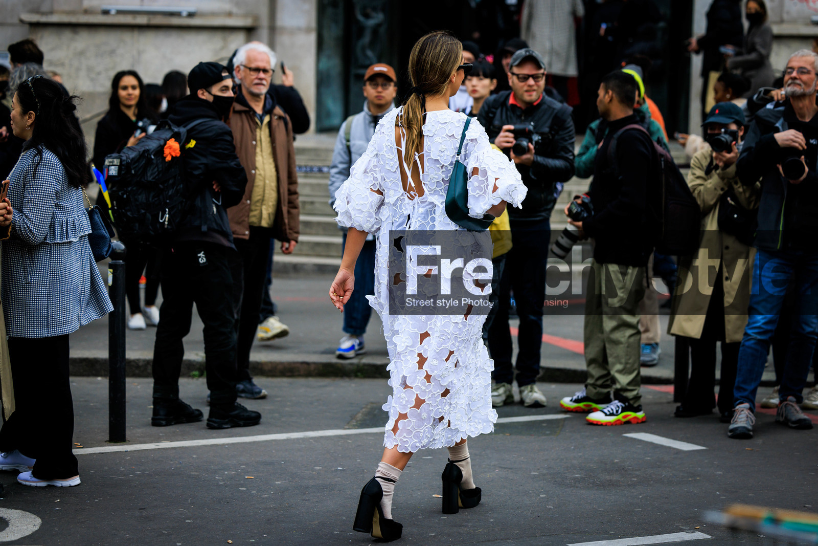 english embroidered dress, pony tail, back details, black handbag, platform shoes, longdress, white dress, fashion week, frenchystyle, FW, jonathan paciullo, street style, AUTUMN WINTER 2022-2023, FALL WINTER 2022_2023, FW 22-23, PFW, PARIS, horizontal, atmosphere details, full length