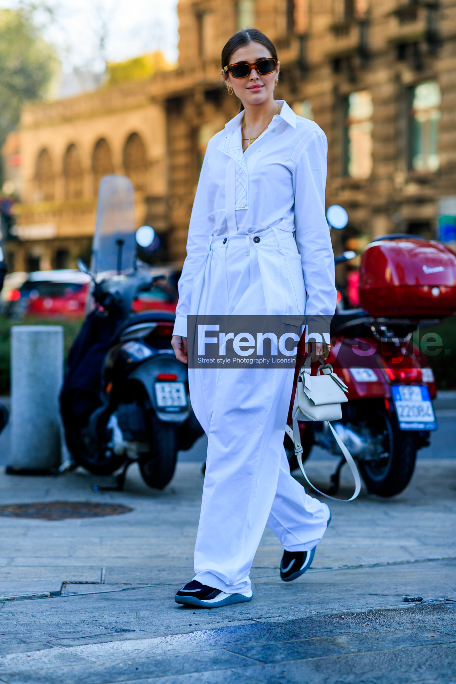black shoes, black sneakers, leather bag, leather shoes, sunglasses, trousers, white bag, white pants, white shirt, MILAN, MFW, fashion week, frenchystyle, FW, jonathan paciullo, street style, AUTUMN WINTER 2019-2020, AW 19-20, FALL WINTER 2019-2020, FW 19-20, vertical, full length