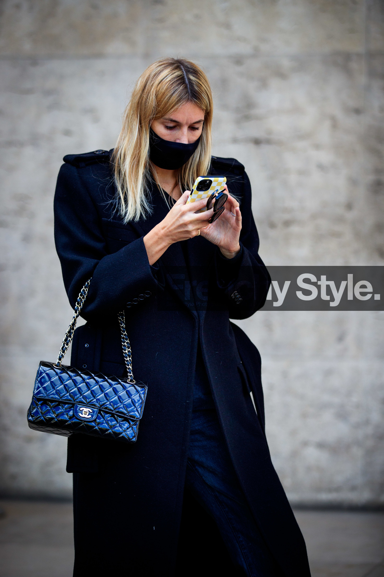 camille charriere, black coat, navy blue coat, black polish bag, polish bag, quilted bag, chanel bag, covid face mask, fashion week, frenchystyle, FW, jonathan paciullo, street style, PFW, PARIS, SPRING SUMMER 2021, SS 21, vertical, atmosphere details, detail