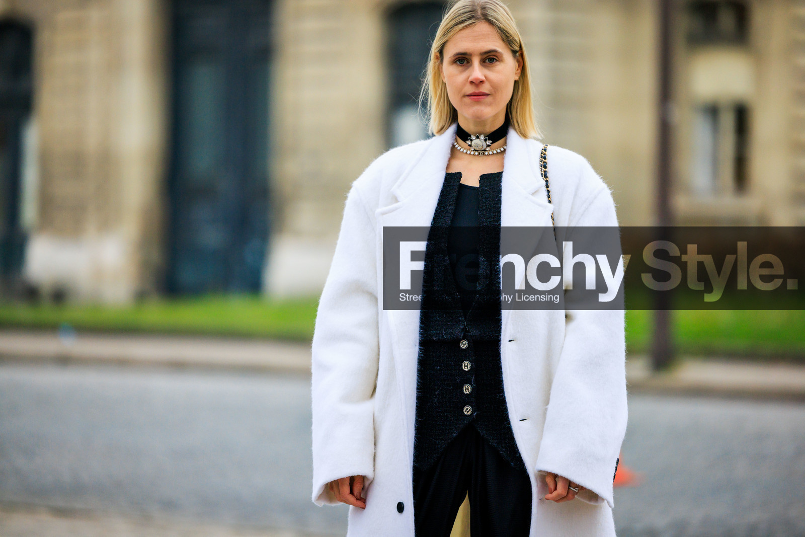 blond hair, black choker, pearl choker, white coat, black top, buttoned top, corset, black pants, fashion week, frenchystyle, FW, jonathan paciullo, street style, PARIS, PFW, SPRING SUMMER 2022, SS 22, atmosphere details, detail, horizontal, linda tol