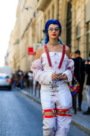 atmosphere details, blue hair, choker, detail, dyed hair, fashion week, frenchystyle, FW, jonathan paciullo, leather bag, MENSWEAR, multicolor bag, necklace, open work, paco rabanne, PARIS, PFW, pink pants, pink top, printed bag, red bag, sita abellan, SPRING SUMMER 2018, SS 18, street style, suspenders, trousers, vertical