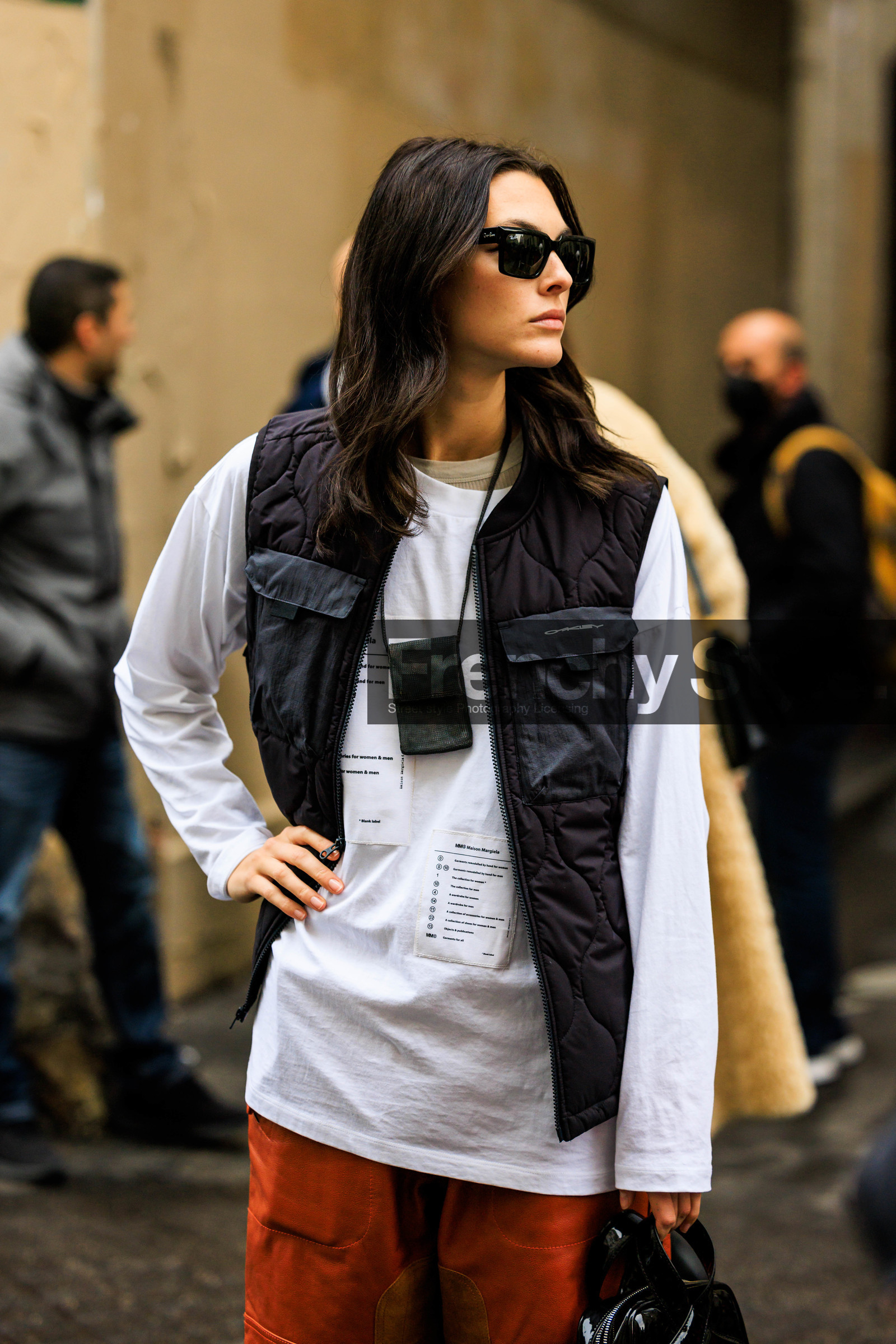 sleeveles vest, black vest, white sweatshirt, black sunglasses, printed shirt, cargo pants, orange trousers, courreges, black handbag, courreges handbag, model, fashion week, frenchystyle, FW, jonathan paciullo, street style, AUTUMN WINTER 2022-2023, FALL WINTER 2022_2023, FW 22-23, PFW, PARIS, vertical, detail