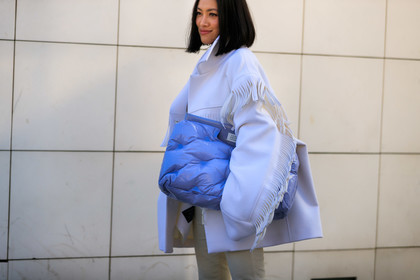 beige pants, denim pants, fringes, jeans, leather bag, maison martin margiela, purple bag, Tiffany Hsu, trousers, white denim, white jacket, PARIS, PFW, street style, jonathan paciullo, FW, frenchystyle, fashion week, AUTUMN WINTER 2019-2020, AW 19-20, FALL WINTER 2019-2020, FW 19-20, horizontal, atmosphere details, detail
