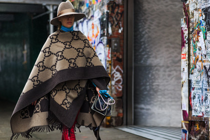 atmosphere details, AUTUMN WINTER 2016-2017, AW 16-17, beige hat, chanel, detail, fashion week, fedora, frenchystyle, FW, FW 16-17, gucci, horizontal, jonathan paciullo, leather boots, NEW YORK, NYFW, poncho, red boots, street style, transparent bag, woman