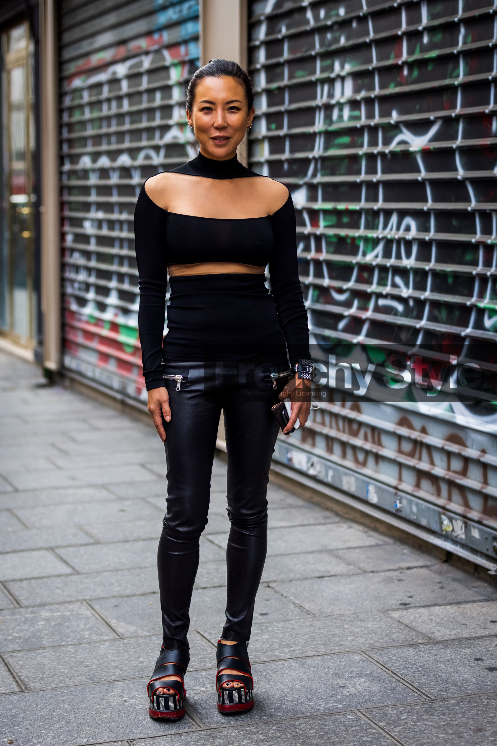 black monochrome, black sandals, black top, cut out top, leather legging, legging, monochrome, plateform, sandals, top, street style, jonathan paciullo, FW, frenchystyle, fashion week, PFW, PARIS, SPRING SUMMER 2022, SS 22, vertical, full length