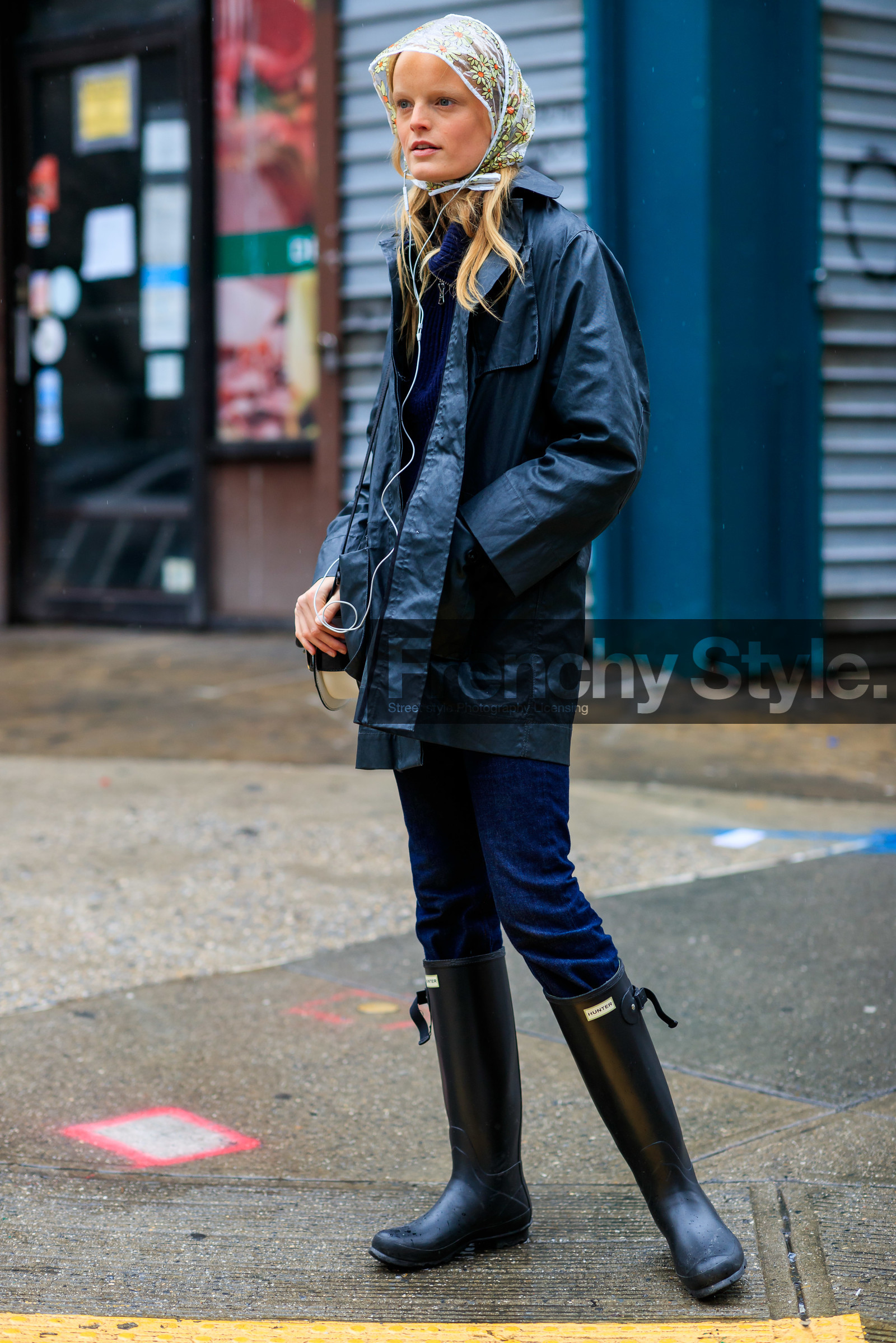 model, hanne gaby odiele, hair scarf, plastic scarf, sheer scarf, floral printed scarf, black parka, navy blue pullover, zipped pullover, blue jeans, navy blue jeans, hunter boots, black boots, rain boots, high boots, flat boots, fashion week, frenchystyle, FW, jonathan paciullo, street style, NYFW, NEW YORK, AUTUMN WINTER 2020-2021, FALL WINTER 2020-2021, FW 20-21, vertical, full length