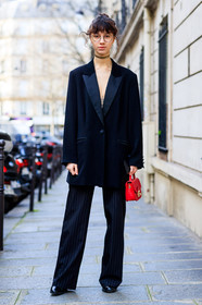 AUTUMN WINTER 2017-2018, AW 17-18, black jacket, black pants, black shoes, choker, FALL WINTER 2017-2018, fashion week, frenchystyle, full length, FW, FW 17-18, jonathan paciullo, leather bag, necklace, oversize, PARIS, PFW, red bag, street style, trousers, vertical