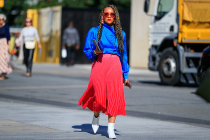 blue blouse, drape blouse, high collar blouse, pleated skirt, mid long skirt, pink skirt, red skirt, round sunglasses, pink sunglasses, pink earrings, plastic earrings, flowers earrings, white leather boots, low boots, sharp end boots, long sleeve blouse, fashion week, frenchystyle, FW, jonathan paciullo, street style, atmosphere details, horizontal, full length