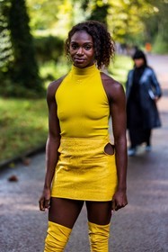 bag, black bag, color, courreges bag, courreges look, Dina Asher Smith, leather bag, leather skirt, mini skirt, skirt, top, yellow skirt, yellow top, street style, jonathan paciullo, FW, frenchystyle, fashion week, PFW, PARIS, SPRING SUMMER 2022, SS 22, vertical, atmosphere details
