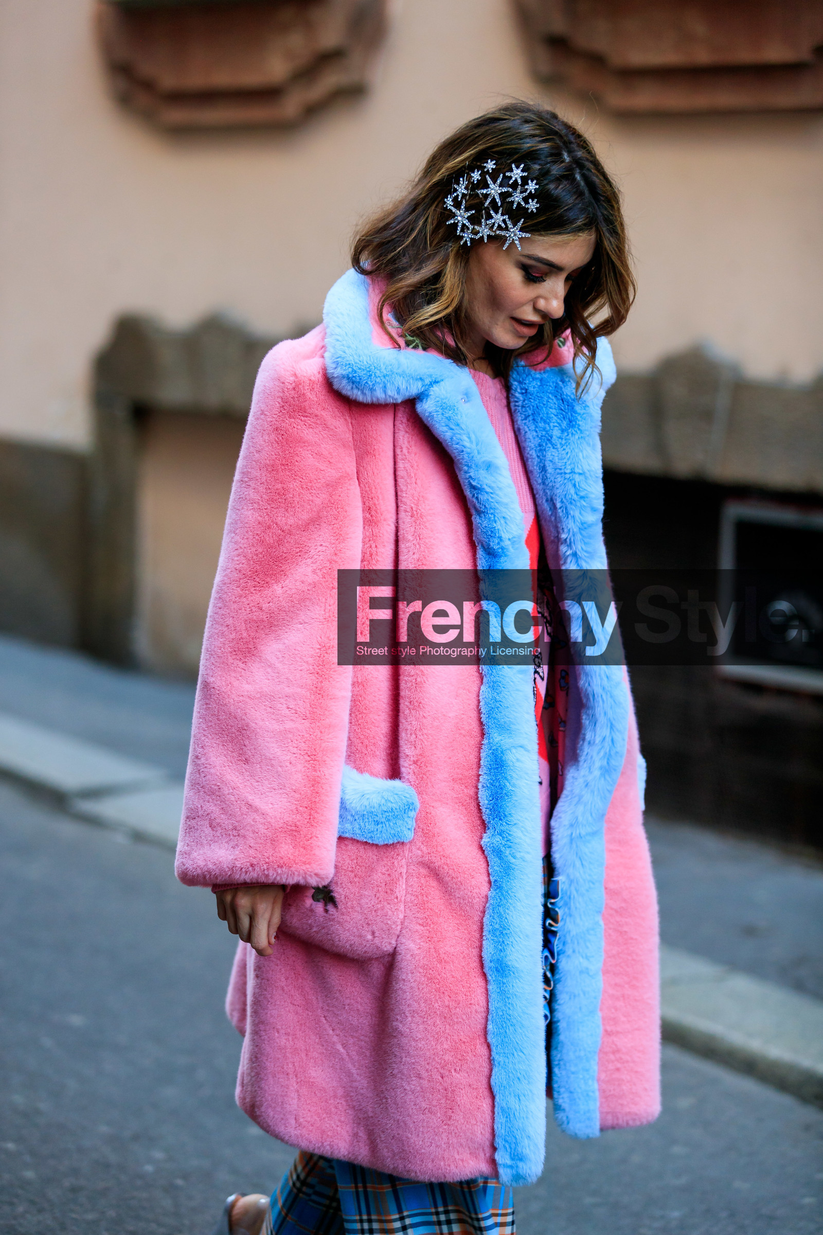 Fur coat, hair clip, pink coat, pink fur, MILAN, MFW, fashion week, frenchystyle, FW, jonathan paciullo, street style, AUTUMN WINTER 2019-2020, AW 19-20, FALL WINTER 2019-2020, FW 19-20, vertical, atmosphere details, detail