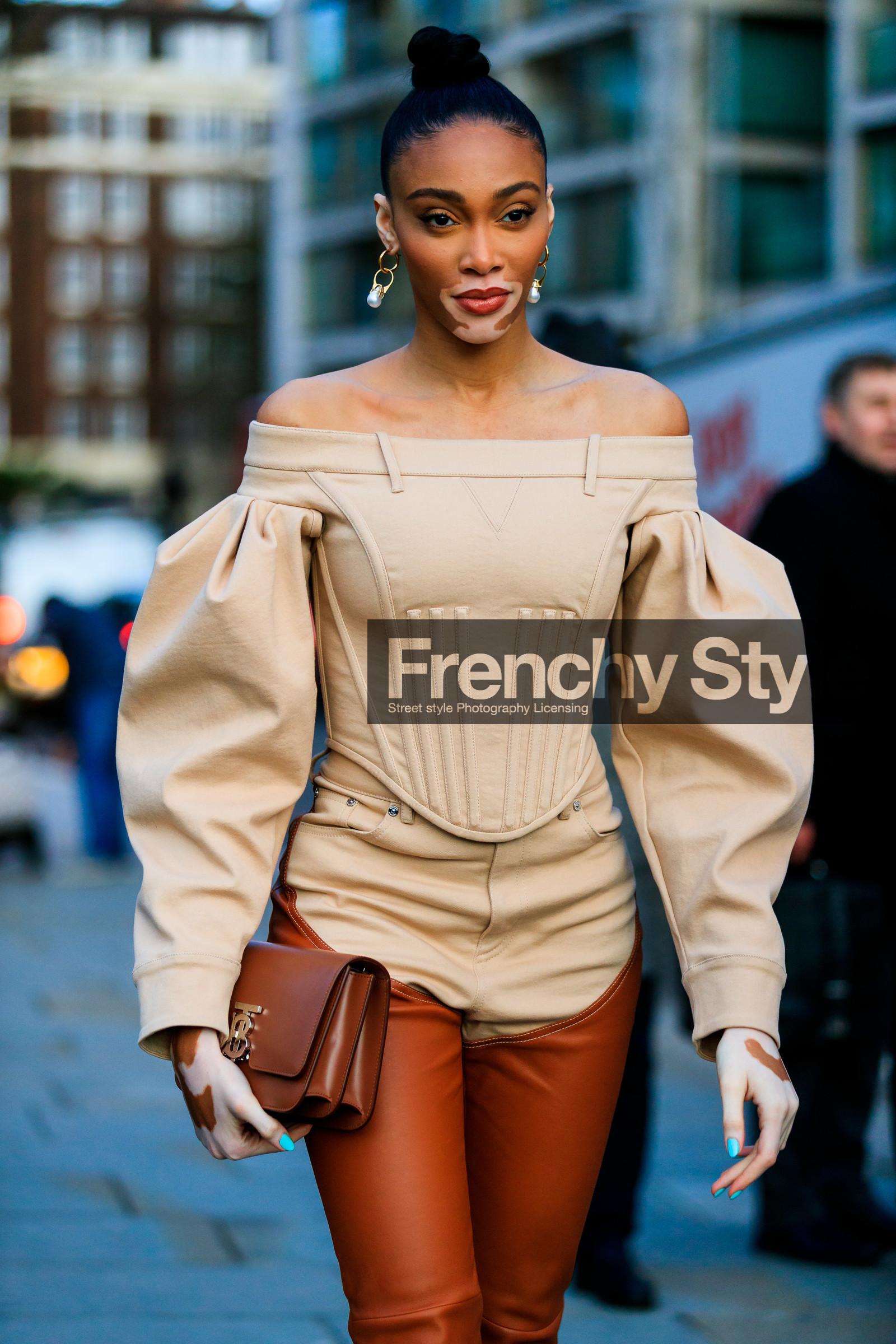 model, winnie harlow, beige pants, beige blouse, beige top, half soulder top, half shoulder blouse, balloon sleeves, corset top, high boots, camel leather boots, brown leather bag, brown leather boots, dangling earrings, golden earrings, pearl earrings, burberry bag, brown leather pants, fashion week, frenchystyle, FW, jonathan paciullo, street style, LFW, LONDON, AUTUMN WINTER 2020-2021, FALL WINTER 2020-2021, FW 20-21, vertical, atmosphere details, detail