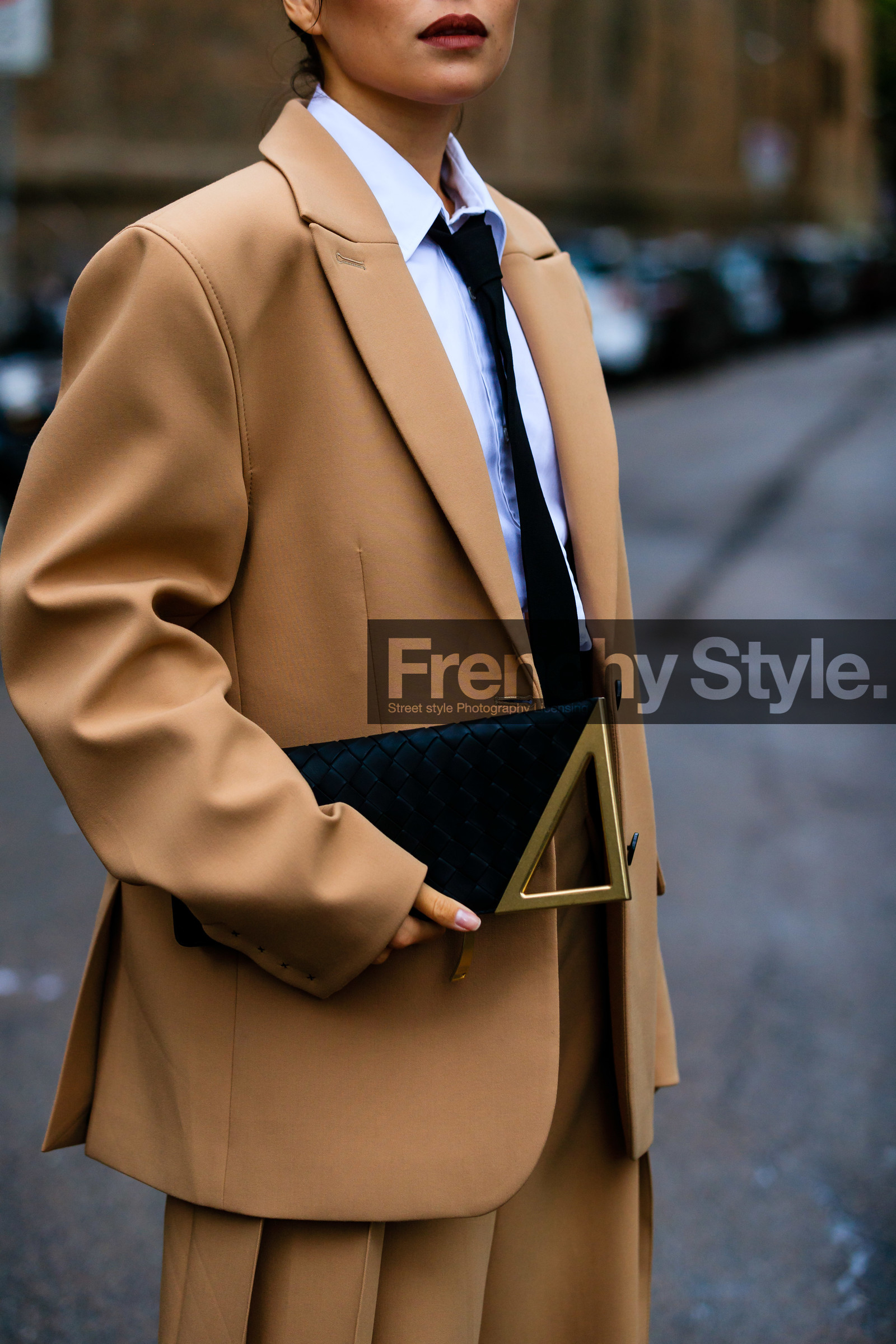 beige jacket, beige pants, beige suits, camel pants, camel suits, camel jacket, oversize jacket, oversize pants, oversize suits, boyish look, white shirt, black tie, black leather clutch, high waist pants, pleated pants, bottega veneta bag, loose pants, loose jacket, karina nigay, street style, jonathan paciullo, FW, frenchystyle, fashion week, MFW, MILAN, SPRING SUMMER 2021, SS 21, vertical, detail