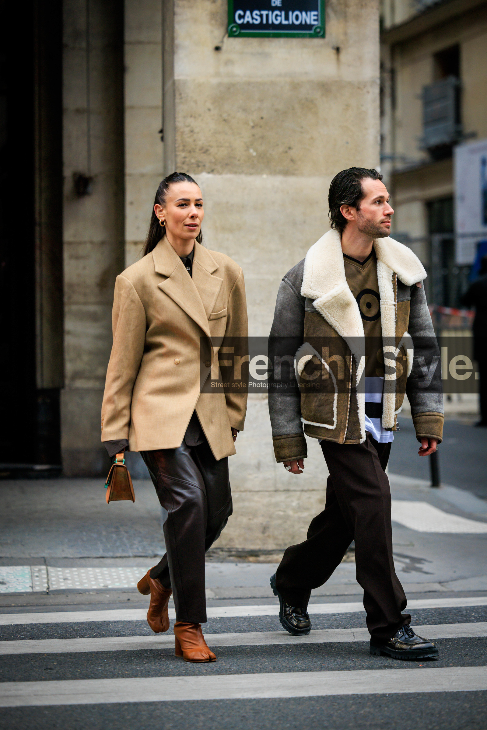 beige blazer, oversized blazer, black pants, leather trousers, tabi boots, margiela boots, camel boots, mini bag, camek bag, leather jacket, puffed jacket, printed shirt, brown trousers, black shoes, alice & j.s, alice barbier, JS roques, fashion week, frenchystyle, FW, jonathan paciullo, street style, AUTUMN WINTER 2022-2023, FALL WINTER 2022_2023, FW 22-23, PFW, PARIS, vertical, full length