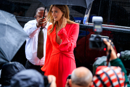 constance jablonski, model, red dress, umbrella, street style, jonathan paciullo, FW, frenchystyle, fashion week, NYFW, NEW YORK, SPRING SUMMER 2019, SS 19, atmosphere details, horizontal, detail