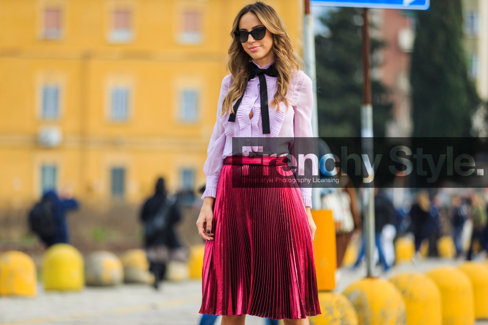 atmosphere details, AUTUMN WINTER 2016-2017, AW 16-17, bow, detail, FALL WINTER 2016-2017, fashion week, frenchystyle, fuschia, FW, FW 16-17, gucci, horizontal, jonathan paciullo, LFW, LONDON, MENSWEAR, metallic skirt, pink, pink shirt, pink skirt, pleated skirt, shiny heels, shiny skirt, street style, sunglasses