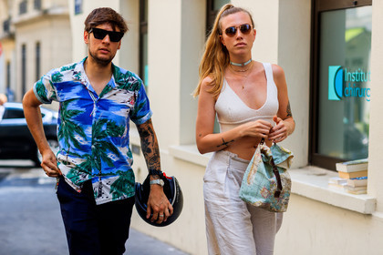 atmosphere details, beige bag, beige pants, blue shirt, bra, choker, crop top, detail, fashion week, frenchystyle, FW, hawaiian shirt, horizontal, jonathan paciullo, leather bag, MENSWEAR, necklace, PARIS, PFW, printed bag, printed shirt, SPRING SUMMER 2018, SS 18, street style, sunglasses, tattoos, trousers
