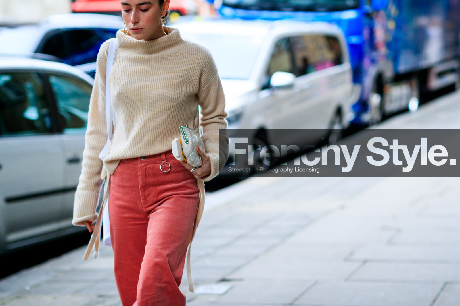 atmosphere details, beige sweater, detail, fashion week, frenchystyle, FW, horizontal, jonathan paciullo, leather bag, LFW, LONDON, pink pants, SPRING SUMMER 2018, SS 18, street style, trousers