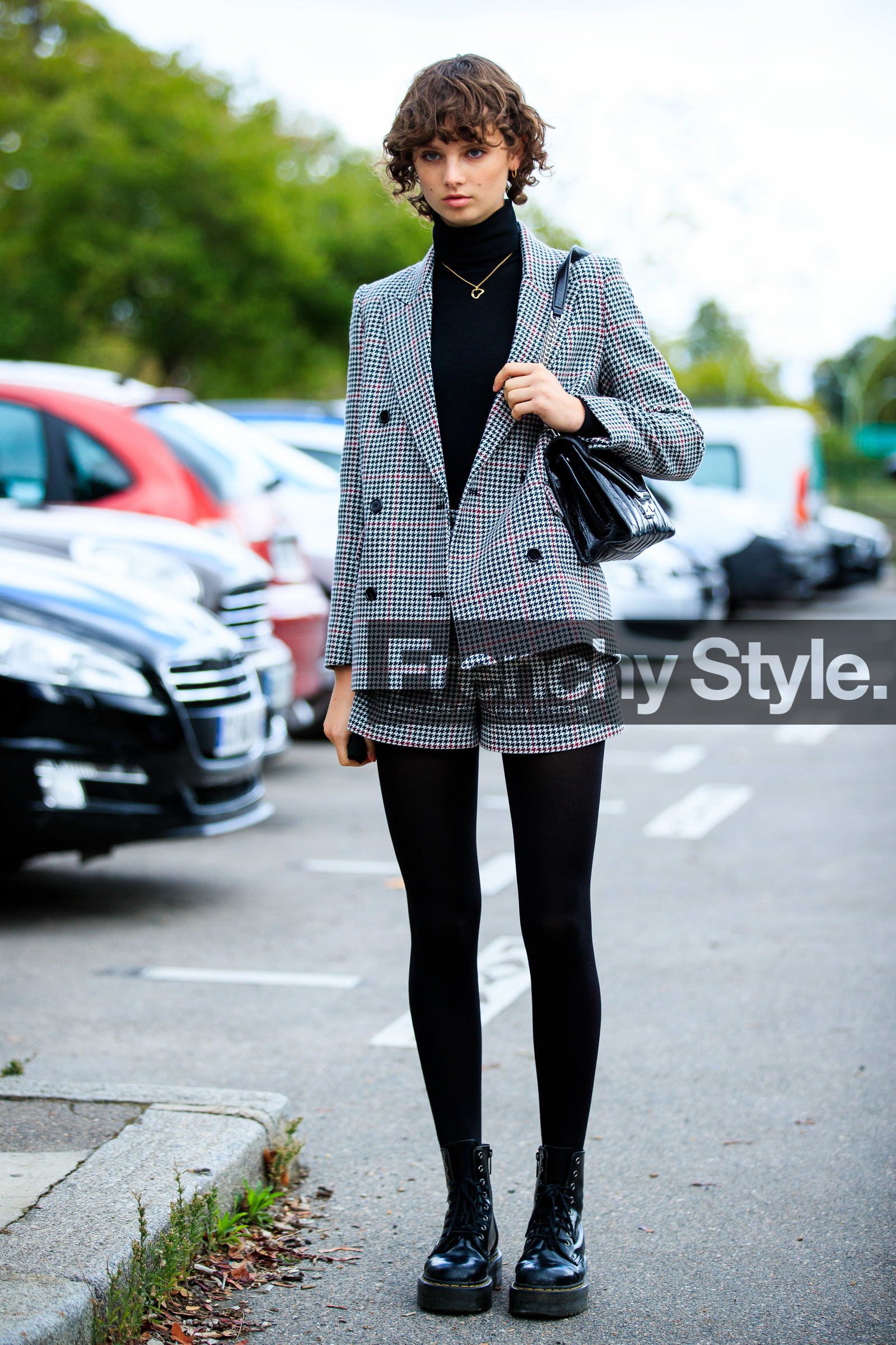checked jacket, checked shorts, checked suits, black pullover, black tights, black leather boots, flat boots, laced boots, doc marteens shoes, turtleneck pullover, street style, jonathan paciullo, FW, frenchystyle, fashion week, PFW, PARIS, SPRING SUMMER 2021, SS 21, vertical, full length, model
