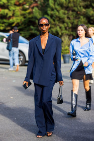 asymetrical blazer, bag, black bag, black bra, black sandals, black sunglasses, blazer, flare pants, fluid pants, navy blazer, navy pants, rectangle sunglasses, sandals, sunglasses, Sylvie Mus, street style, jonathan paciullo, FW, frenchystyle, fashion week, PFW, PARIS, SPRING SUMMER 2022, SS 22, vertical, full length