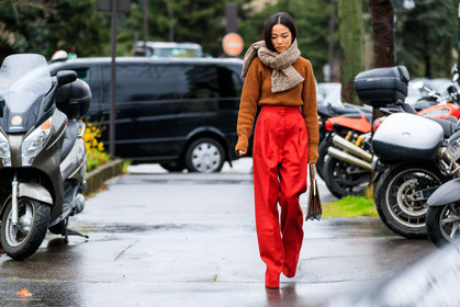 atmosphere details, AUTUMN WINTER 2017-2018, AW 17-18, brown bag, brown scarf, camel sweater, FALL WINTER 2017-2018, fashion week, frenchystyle, full length, FW, FW 17-18, horizontal, jonathan paciullo, leather bag, PARIS, PFW, plaid, printed scarf, red pants, street style, tartan, trousers, yoyo cao