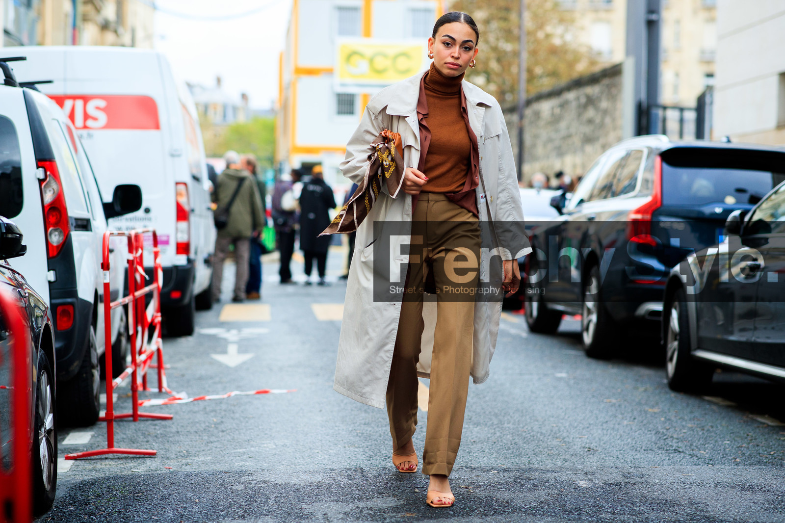 white trench coat, camel pullover, turtleneck pullover, silk shirt, beige pants, beige leather sandals, flare pants, brown scarf, chain printed scarf, golden earrings, hoop earrings, fashion week, frenchystyle, FW, jonathan paciullo, street style, PFW, PARIS, SPRING SUMMER 2021, SS 21, horizontal, atmosphere details, full length