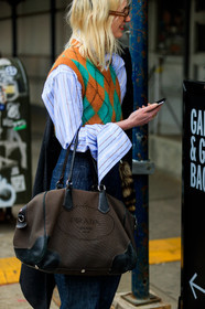 blue denim, blue shirt, brown bag, checked, denim pants, graphic bag, jeans, leather bag, orange sweater, plaid, prada, printed bag, striped shirt, tartan, trousers, street style, jonathan paciullo, FW, frenchystyle, fashion week, NYFW, NEW YORK, AUTUMN WINTER 2018-2019, AW 18-19, FALL WINTER 2018-2019, FW 18-19, vertical, atmosphere details, detail, phoebe arnold