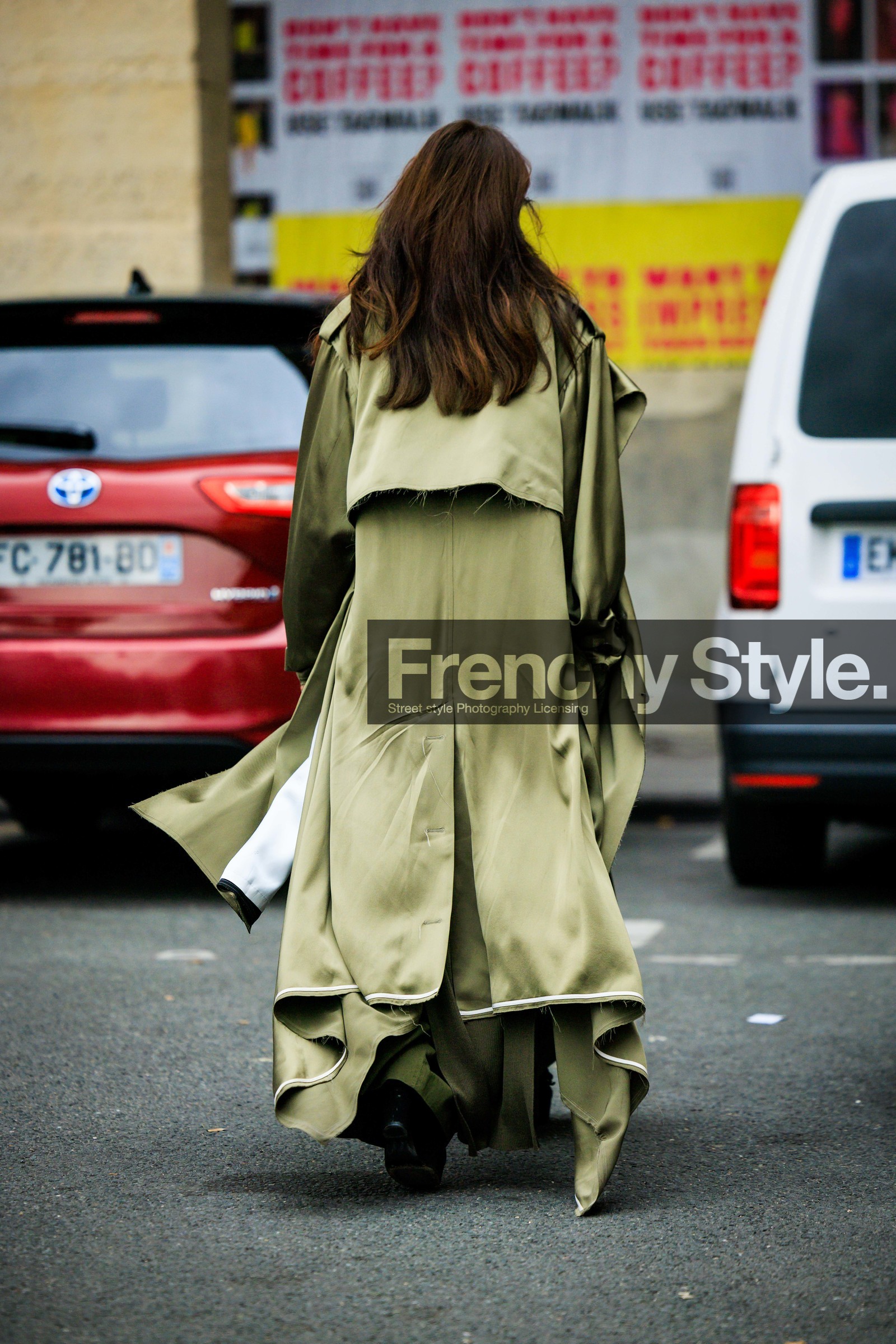 total green look, silk trench, green trench, back details, street style, jonathan paciullo, FW, frenchystyle, fashion week, AUTUMN WINTER 2022-2023, FALL WINTER 2022_2023, FW 22-23, PFW, PARIS, full length, vertical