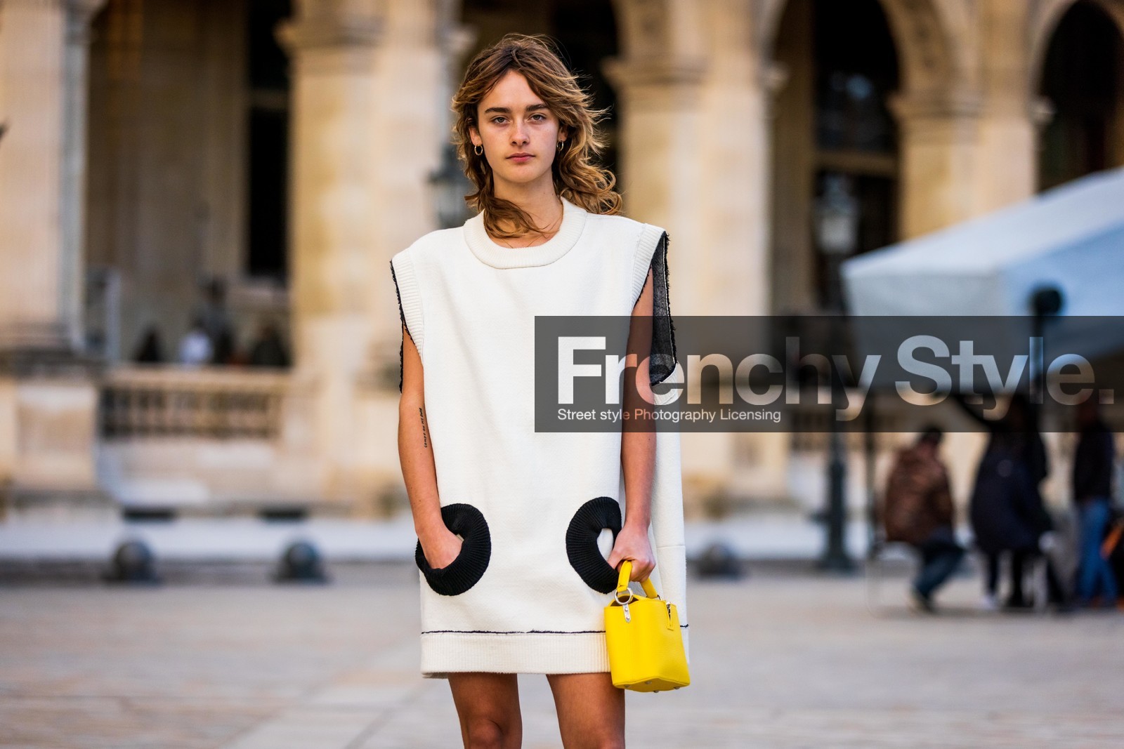 bag, bicolor dress, dress, leather bag, louis vuitton boots, louis vuitton look, short dress, white dress, yellow bag, fashion week, frenchystyle, FW, jonathan paciullo, street style, PFW, PARIS, SPRING SUMMER 2022, SS 22, horizontal, atmosphere details