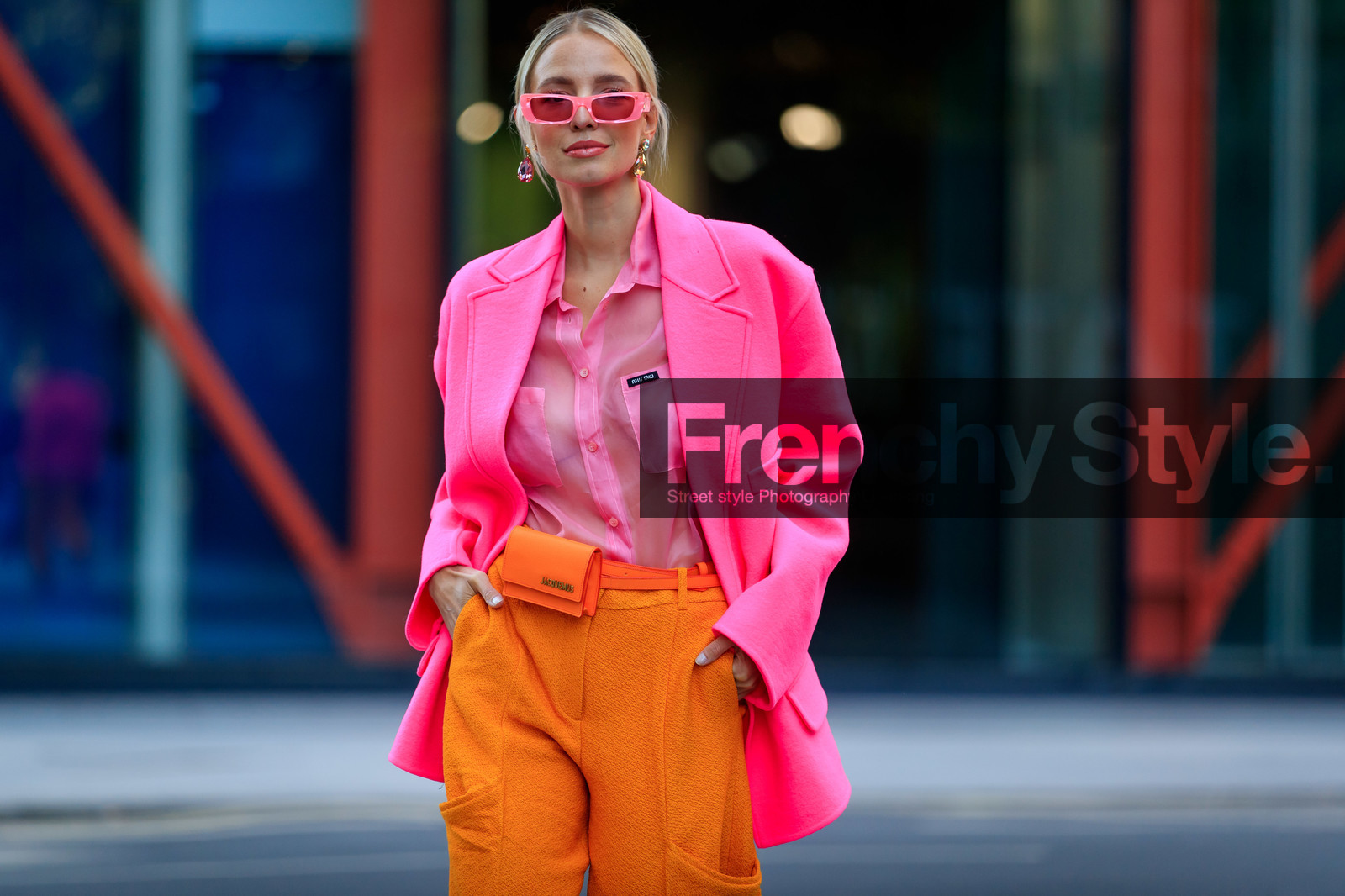 leonie hanne, color block look, neon pink jacket, oversize jacket, miu miu shirt, neon pink shirt, pink sunglasses, future shape sunglasses, sheer shirt, orange pants, oversize pants, jacquemus bag, mini bag, belt bag, orange leather bag, animal skin bag, strassed earrings, big earrings, fashion week, frenchystyle, FW, jonathan paciullo, street style, atmosphere details, horizontal, detail