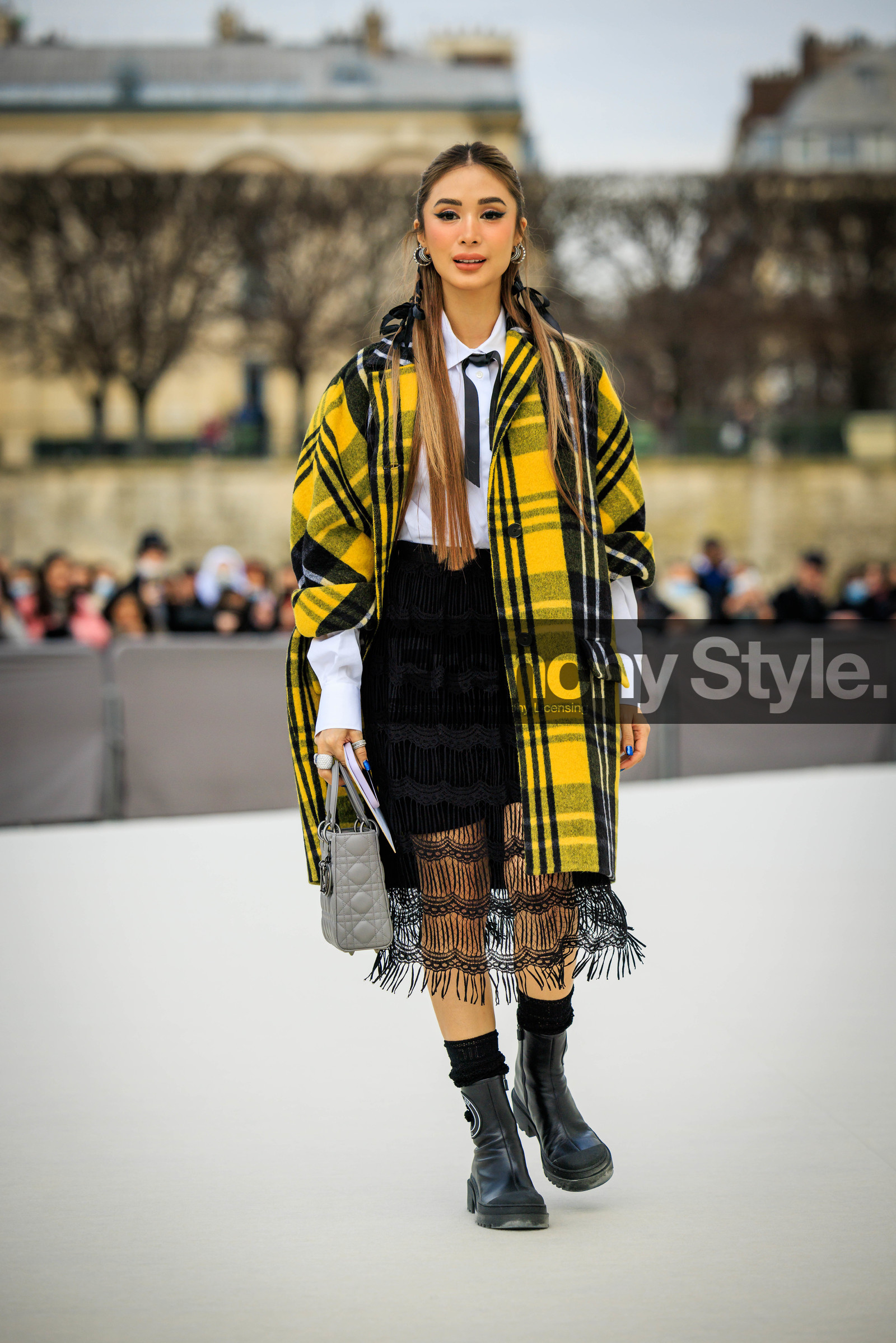 dior, plaid poncho, yellow poncho, lady dior bag, grey bag, midi skirt, laced skirt, black boots, christian dior, heart evangelista, fashion week, frenchystyle, FW, jonathan paciullo, street style, AUTUMN WINTER 2022-2023, FALL WINTER 2022_2023, FW 22-23, PFW, PARIS, vertical, full length